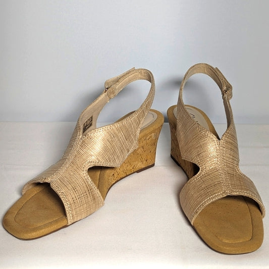 NEW Clarks Womens Kyarra Aster Wedge Sandal Metallic Sand Size 12