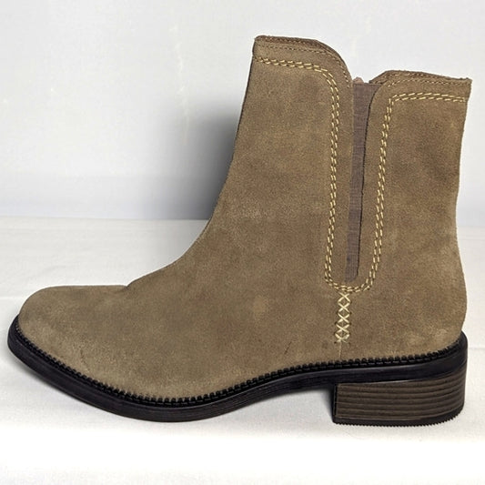 NEW Clarks Womens Maye Zip Pebble Sue Zip Boot Sz 11 grey