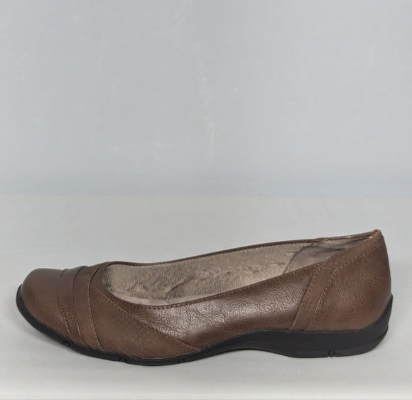NEW Life Stride Womens Leather Dig Flat Sz 9 brown